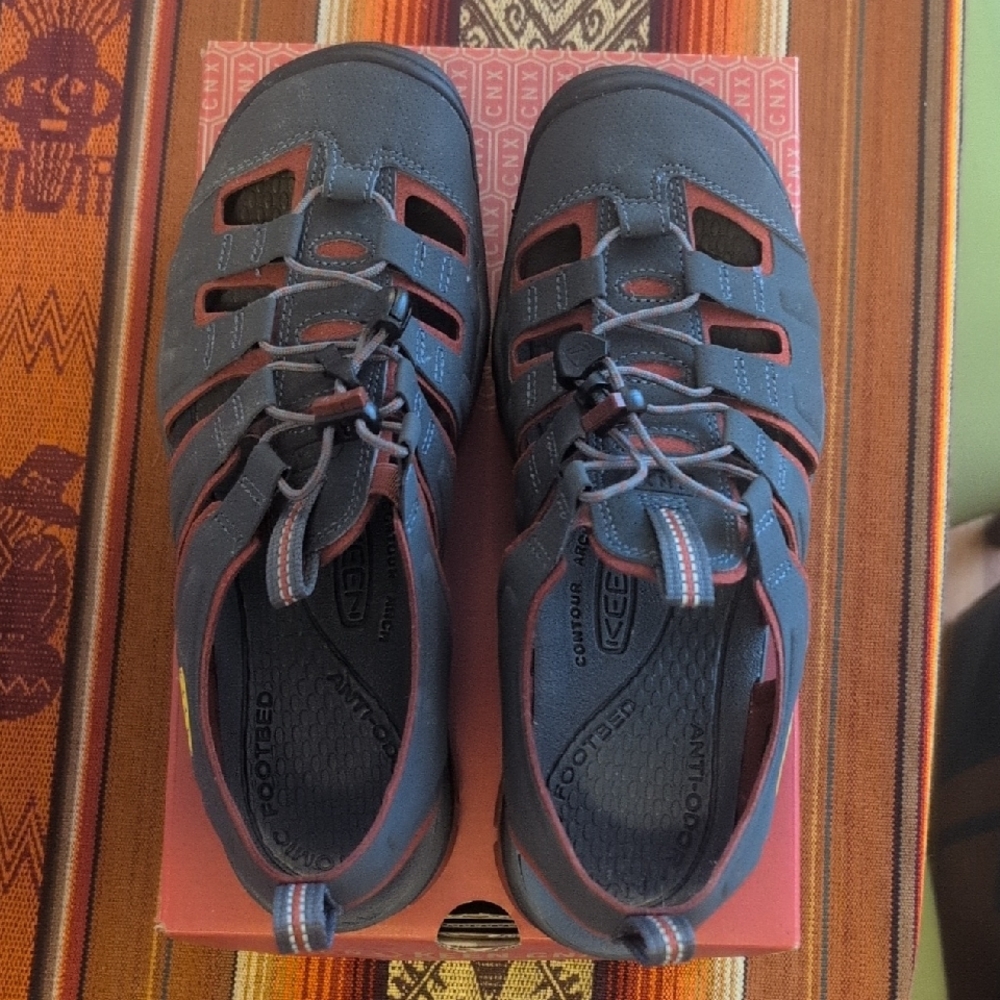 Keen Cascade CNX Sports Sandals New in box Sz 8